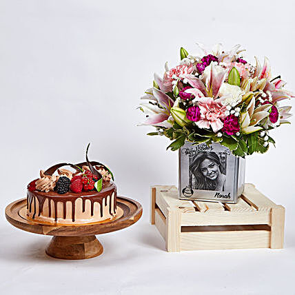 Personalised Birthday Flowers Vase n Cake:Birthday Cake Delivery in UAE