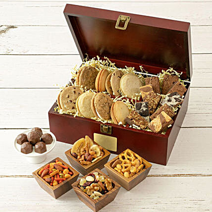 Christmas Is Here Sweet And Savoury Treats Box:Send Christmas Cakes to USA